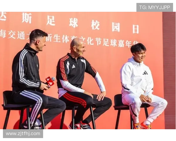 足球明星同框瞬间记录友谊与荣耀的完美时刻